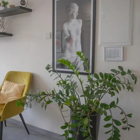 1-2bd Apartment *